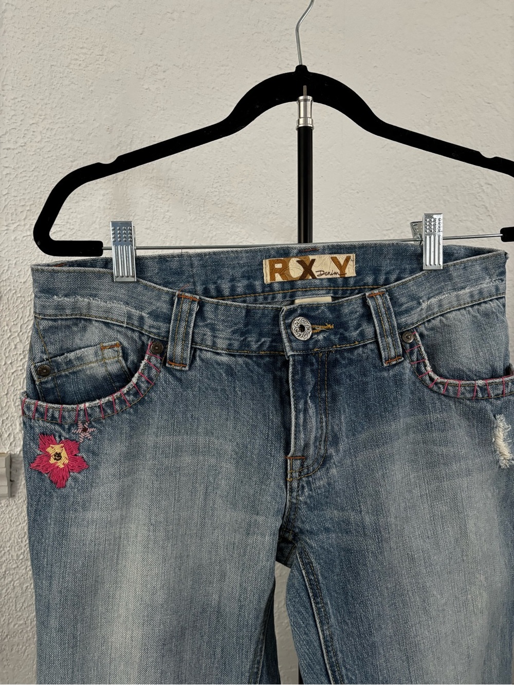 Vtg Roxy Denim Low Rise Distressed Jeans with Pink Floral Embroidery - Size 9